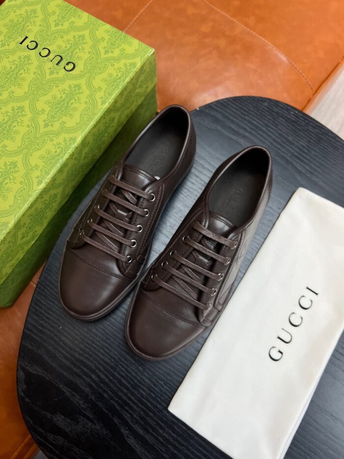 Scarpe Gucci in pelle marrone con scatola di lusso e custodia protettiva.