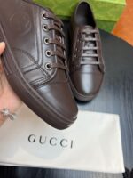 Sneakers Gucci in pelle marrone, eleganti e di lusso con scatola e dust bag inclusi.