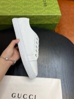 Sneaker Gucci bianca con confezione elegante, dettagli sofisticati e stile minimalista di lusso.