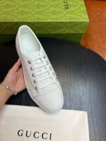 Sneaker Gucci bianca di lusso con packaging esclusivo e dettagli eleganti.