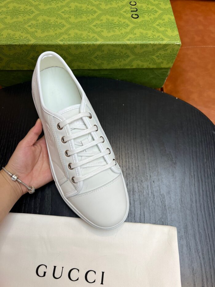 Sneaker Gucci bianca di lusso con packaging esclusivo e dettagli eleganti.