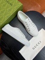 Sneaker Gucci bianche con borsa e packaging di lusso, stile elegante e sofisticato.