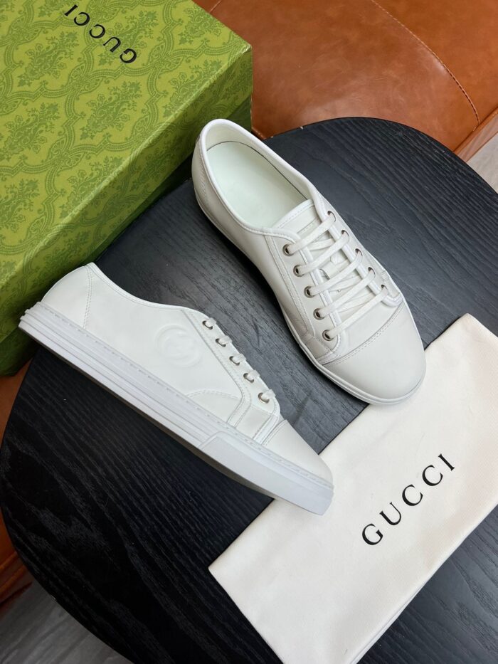 Sneaker Gucci bianche con borsa e packaging di lusso, stile elegante e sofisticato.