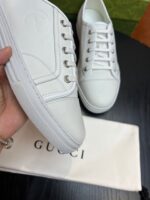 Sneaker Gucci bianca di lusso con dettagli eleganti e design moderno.