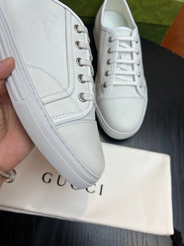Sneaker Gucci bianca di lusso con dettagli eleganti e design moderno.