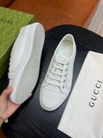 Sneakers bianche di lusso Gucci con scatola e dust bag eleganti in stile minimalista.