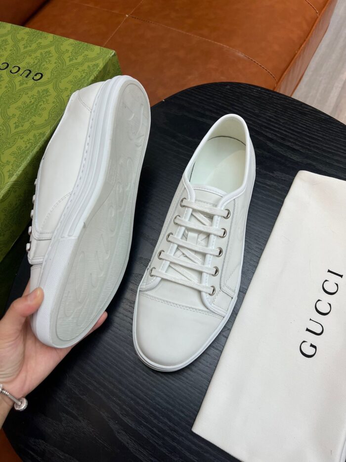 Sneakers bianche di lusso Gucci con scatola e dust bag eleganti in stile minimalista.