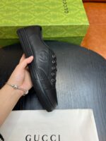 Sneaker in pelle nera, eleganza di lusso con scatola e borsa branding raffinata.