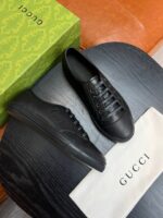 Sneakers Gucci nere in total black con packaging di lusso su superficie in legno scuro