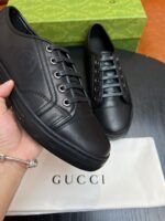 Sneakers Gucci nere di lusso, design elegante, packaging raffinato e dettagli di alta qualità.