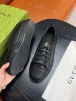 Sneakers Gucci nere con scatola verde e dust bag in stile elegante e di lusso.