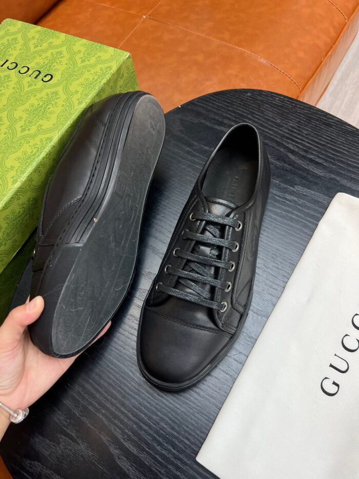 Sneakers Gucci nere con scatola verde e dust bag in stile elegante e di lusso.