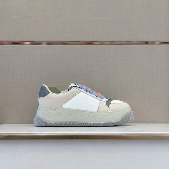 Sneaker moderna con design elegante, dettagli colorati e suola robusta per uno stile versatile.