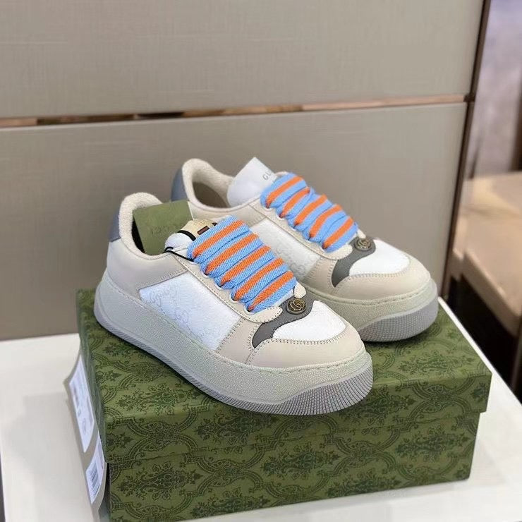 Scarpe sneakers colorate moderne su scatola verde, stile casual e dettagli vivaci.