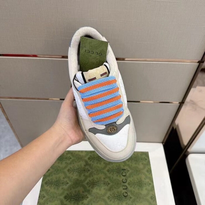 Sneaker moderna con lacci colorati, logo di lusso e design elegante.
