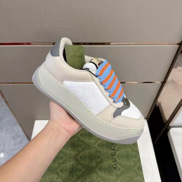 Sneaker moderna in beige con lacci colorati e suola chunky, stile casual e di lusso.