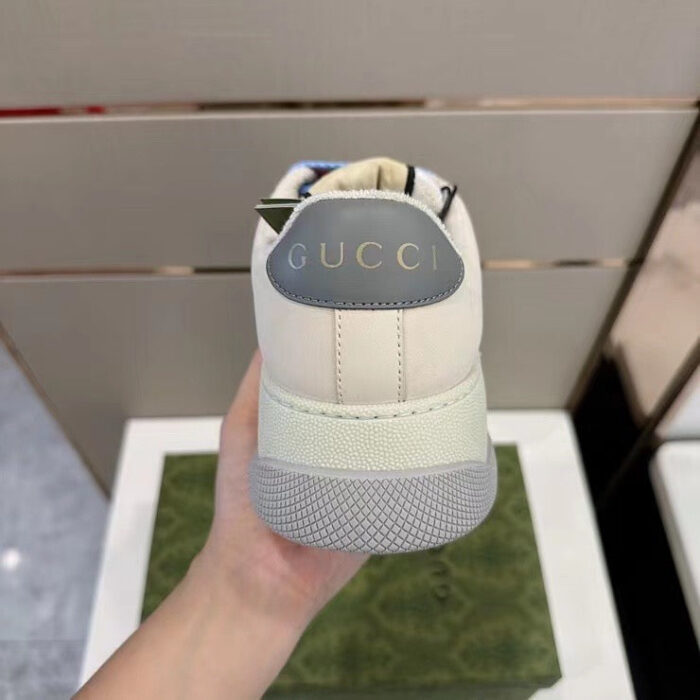 Sneaker Gucci in bianco, dettaglio al tallone con logo e strisce iconiche verde e rosso.