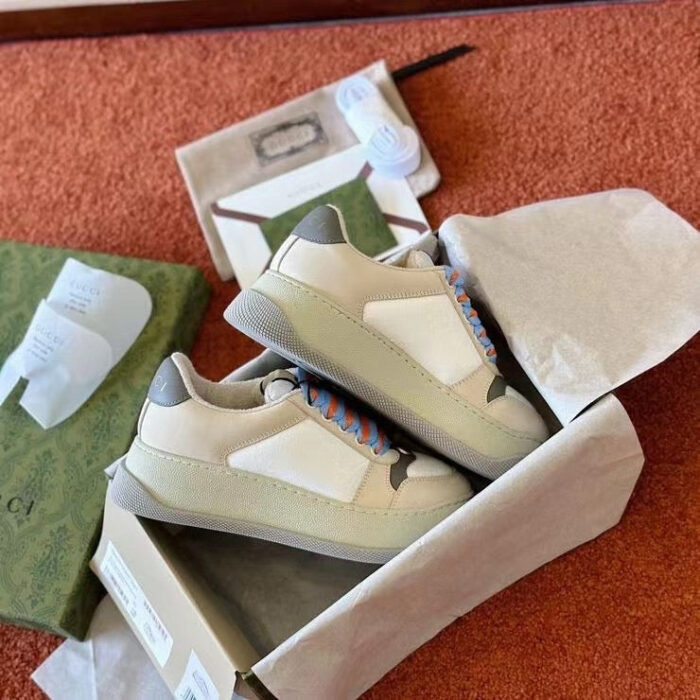 Scarpe sneakers di lusso con lacci multicolore in scatola elegante e accessori di design raffinato.