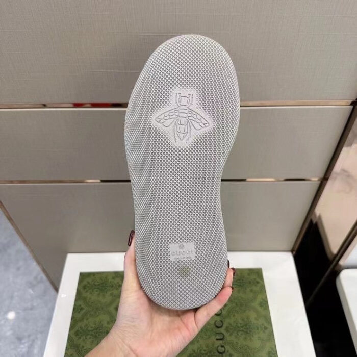 Scarpa di lusso con suola grigia e logo ape, design elegante e dettagli raffinati.