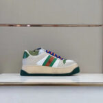 Sneaker moderna con design colorato, suola spessa e dettagli in bianco, verde e rosso.