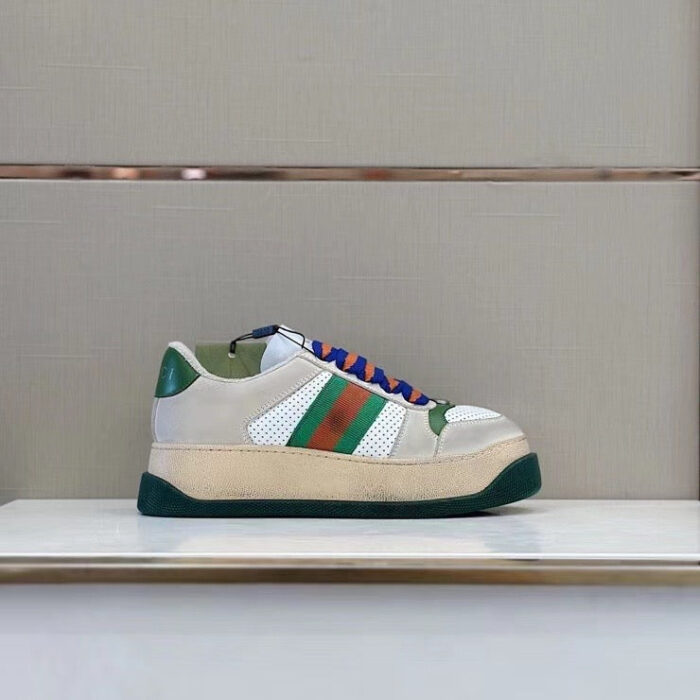 Sneaker moderna con design colorato, suola spessa e dettagli in bianco, verde e rosso.