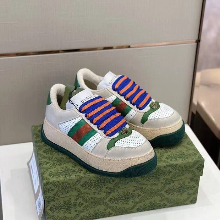 Sneakers sportive colorate con design innovativo su scatola decorativa elegante.