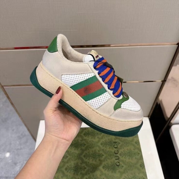 Sneaker di lusso con suola alta, dettagli colorati e stile moderno.