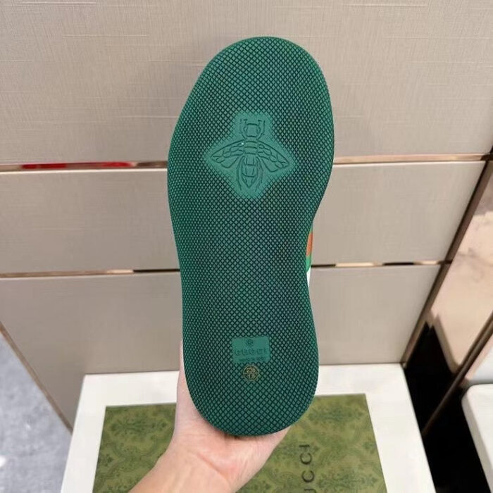 Sole verde di lusso con emblema a ape, dettagli eleganti in boutique di moda.