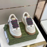 Scarpe sportive di lusso bianche con lacci viola e dettagli eleganti, ideale per stile sofisticato.