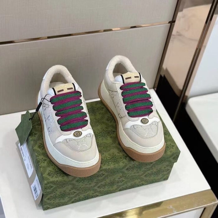 Scarpe sportive di lusso bianche con lacci viola e dettagli eleganti, ideale per stile sofisticato.