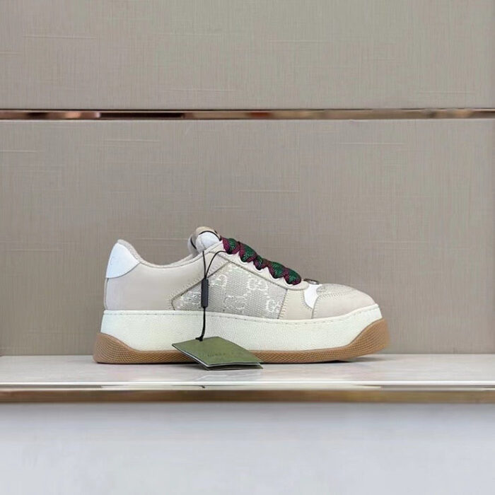 Scarpe sneaker trendy beige con lacci colorati, suola spessa e stile moderno e confortevole.