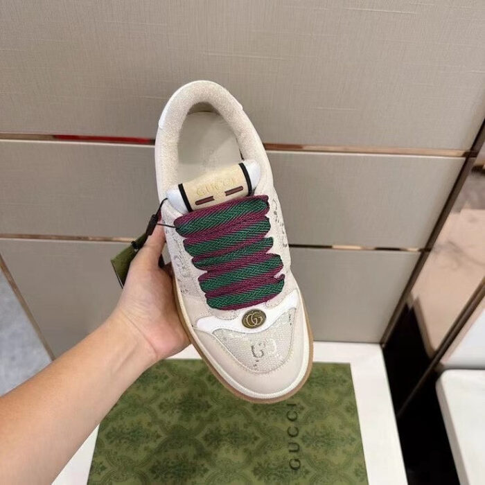Sneaker di lusso con dettagli colorati e design moderno, perfetta per streetwear e stile elegante.
