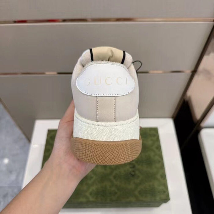 Sneaker Gucci in pelle premium con dettagli eleganti e logo tonale sul tallone.