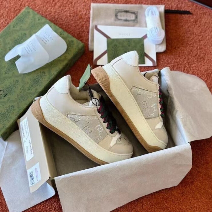 Sneakers di lusso con confezione elegante, pronto per un unboxing esclusivo e di classe.