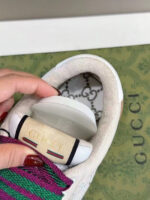 Sneaker Gucci di lusso con accessorio removibile e lacci colorati, stile sofisticato e innovativo.