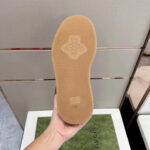 Sola di scarpa di lusso con logo ape, dettagli eleganti in toni marroni naturali.