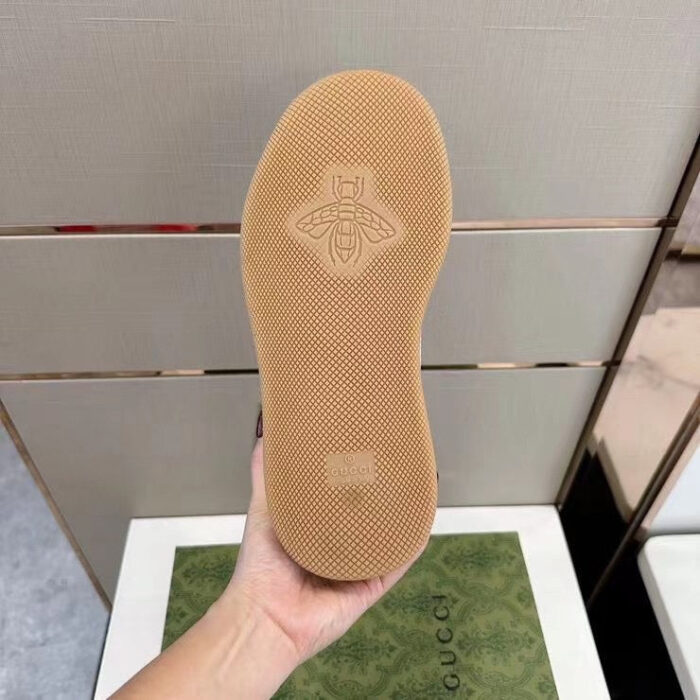 Sola di scarpa di lusso con logo ape, dettagli eleganti in toni marroni naturali.