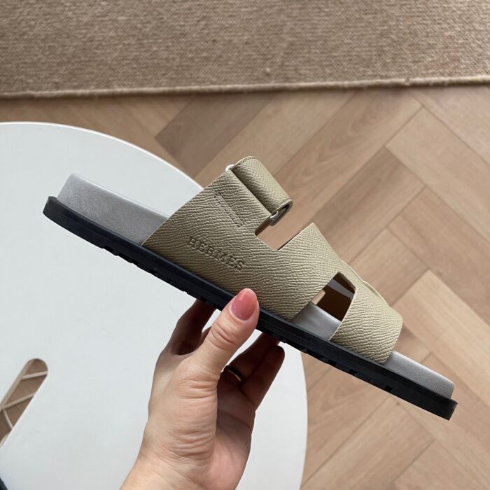 Sandalo moderno beige con suola doppio tono, design minimalista e comfort per ogni occasione.