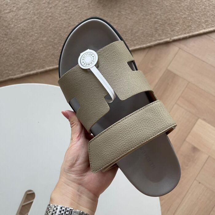 Sandalo beige minimalista con logo sottile, stile elegante e comfort per look casual estivi.