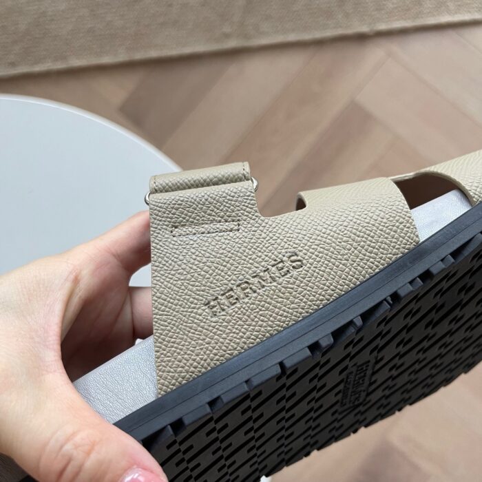 Sandalo Hermès beige in pelle di lusso con design elegante e dettagli raffinati.