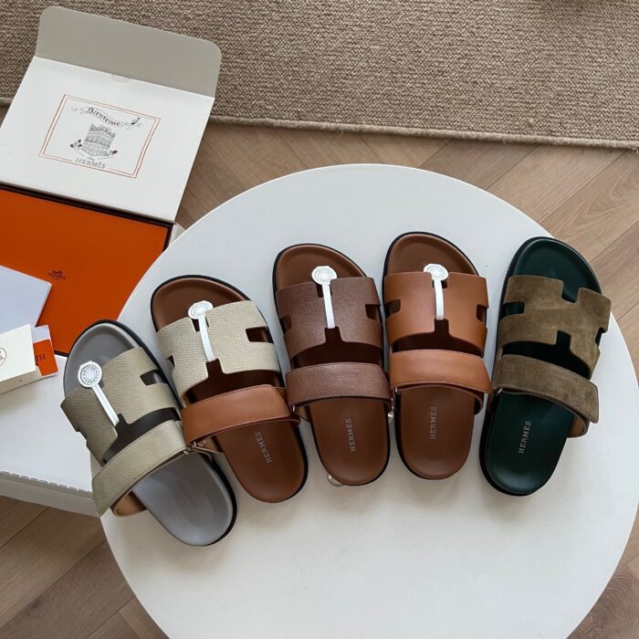 Sandali di lusso in tonalità earthy su tavolino moderno, stile elegante e comfort sofisticato.