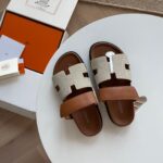 Sandali di lusso in tessuto e pelle su tavolo di legno, stile elegante e casual estivo.