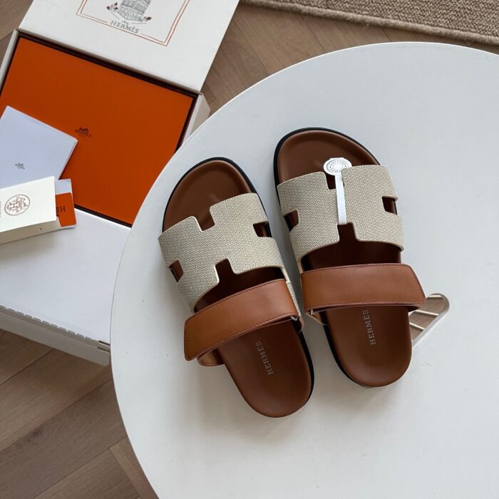 Sandali di lusso in tessuto e pelle su tavolo di legno, stile elegante e casual estivo.