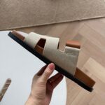 Sandali beige in pelle e tessuto, eleganti e comodi per estate casual e chic.