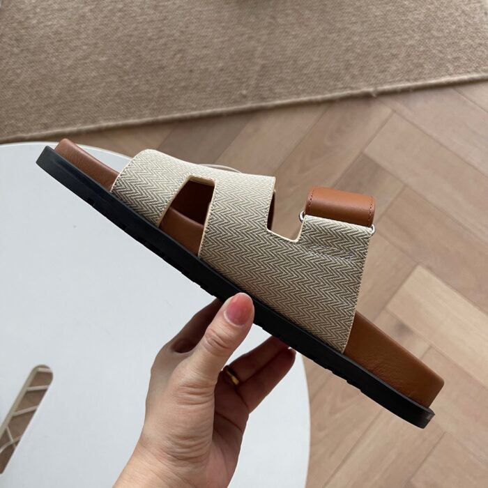 Sandali beige in pelle e tessuto, eleganti e comodi per estate casual e chic.