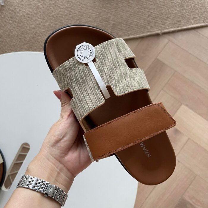 Sandalo estivo in pelle e rafia con logo, perfetto per look casual e comfort in estate.