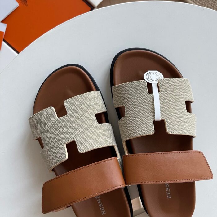 Sandali eleganti in pelle e tessuto con dettagli raffinati e comfort, ideale per look estivi sofisticati.