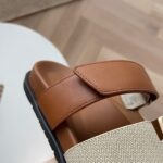 Sandalo uomo in pelle con dettagli intrecciati, comfort e stile moderno per ogni occasione.