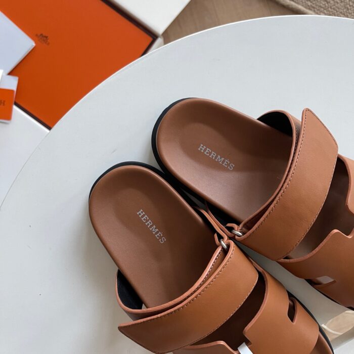 Sandali uomini in pelle marrone di lusso, design elegante e moderno, brand esclusivo.