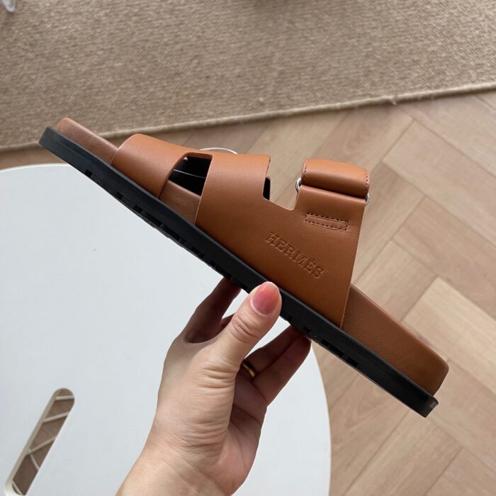 Sandalo in pelle marrone con cinturino alla caviglia, stile estivo e comfort naturale.
